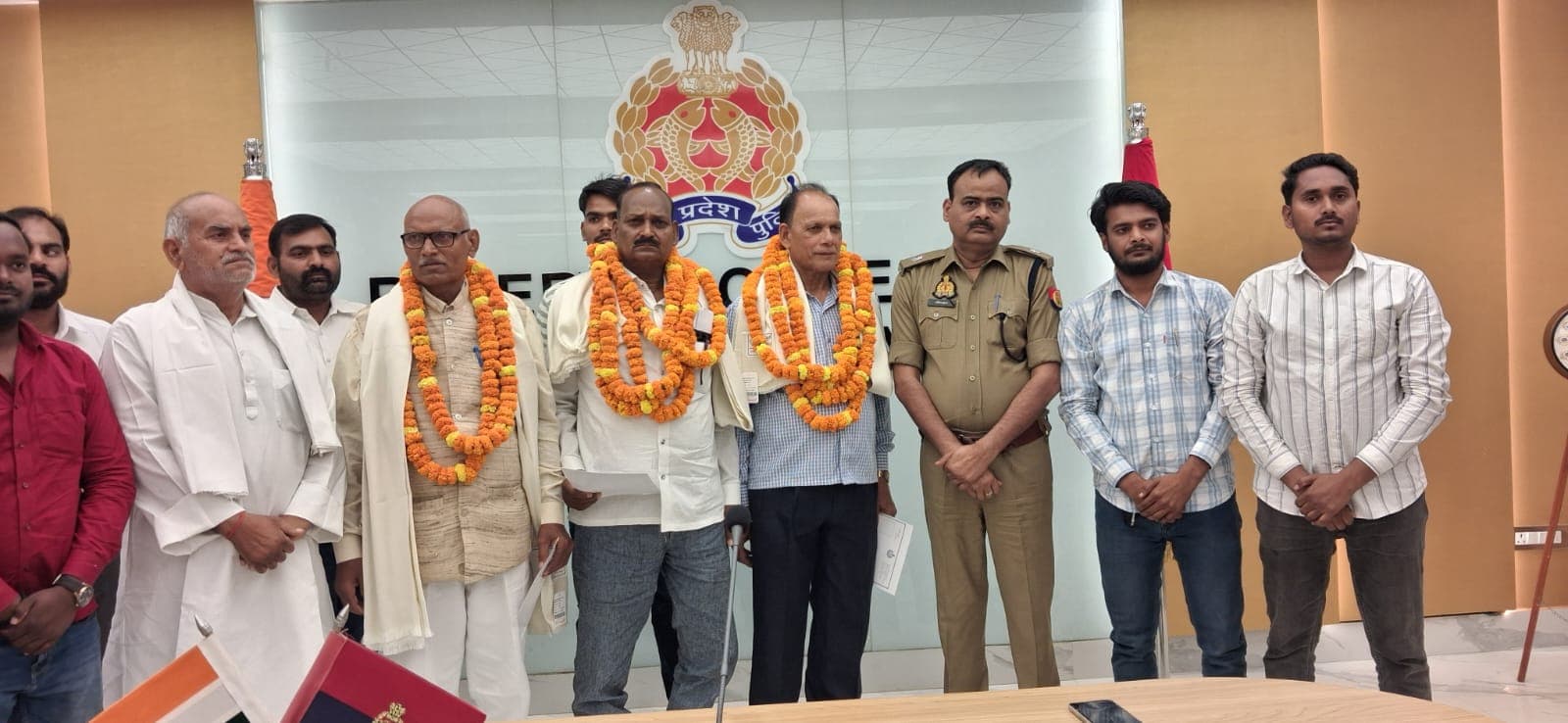 जनपद सोनभद्र में सेवानिवृत्त पुलिसकर्मियों को दी गई गरिमामय विदाई