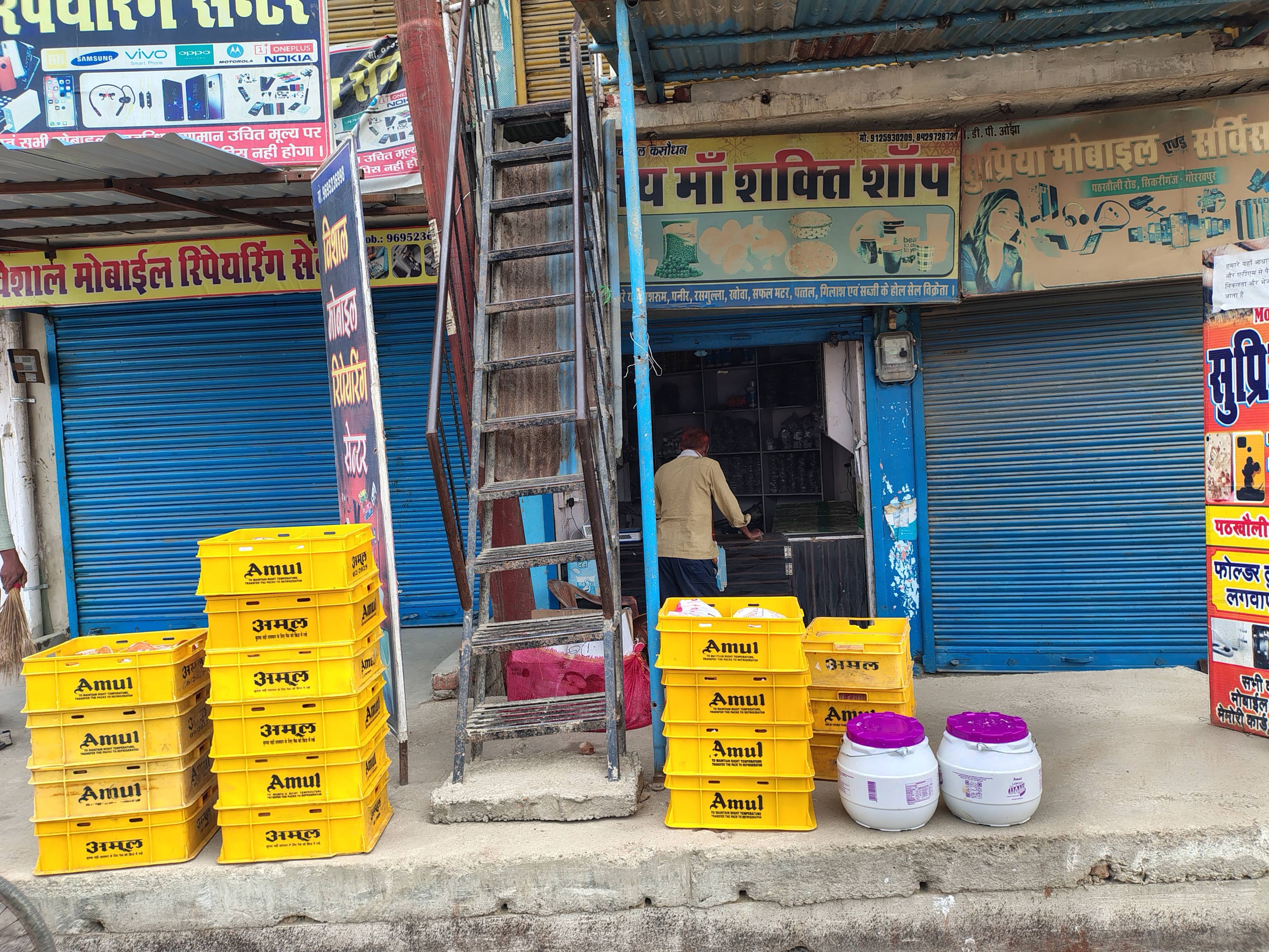 *गोरखपुर: दबंगों ने दूध व्यापारी की दुकान पर किया हमला, चालक और