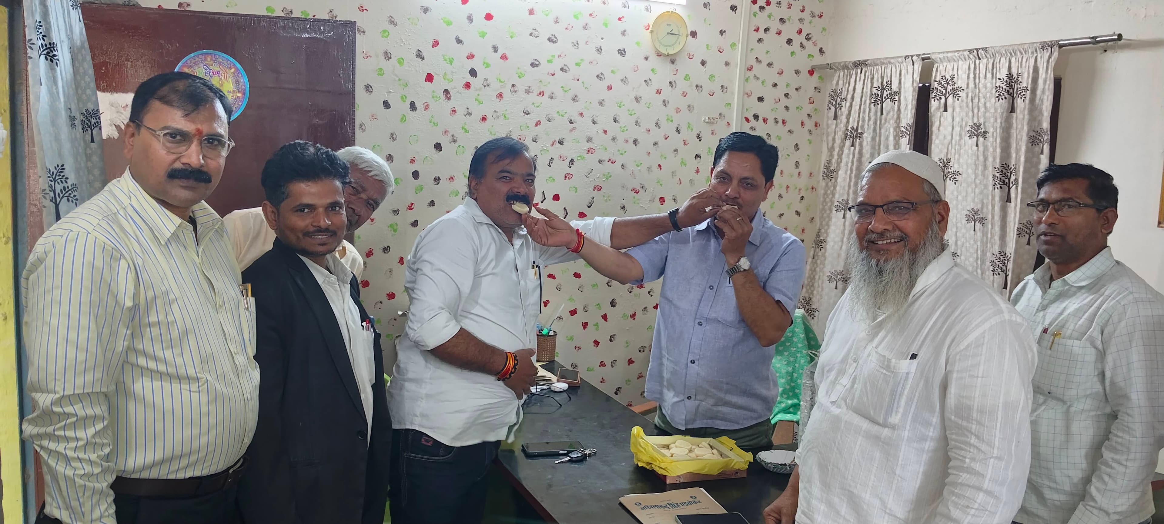 दुल्लहपुर के रघुराज प्रताप सिंह बीडीओ पद पर चयनित, अधिवक्ताओं ने दी