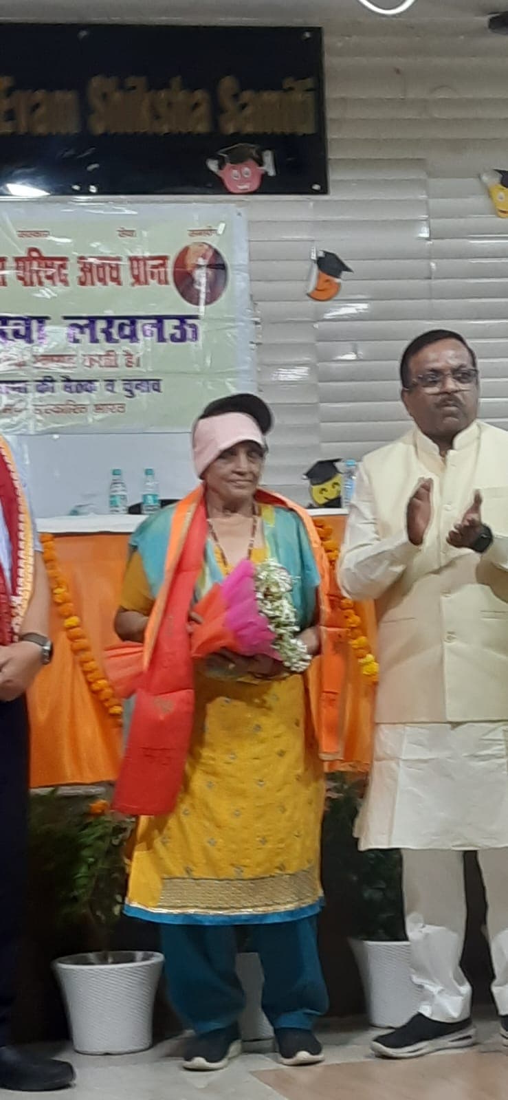 फूलों की होली के बीच भारत विकास परिषद की नई टीम का