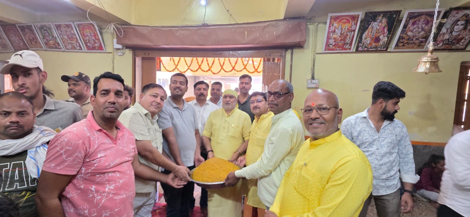 हनुमान जयंती पर गन्ने के जूस का वितरण