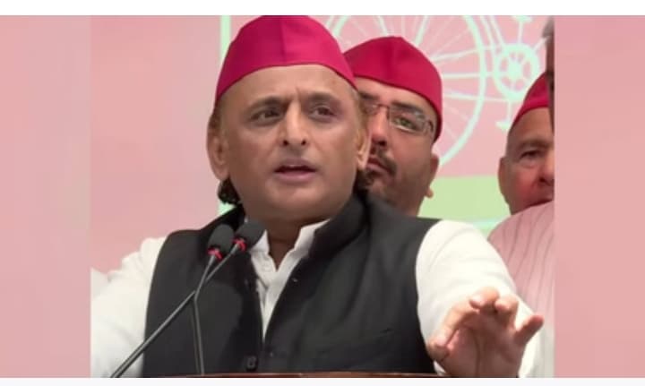 यूपी: अखिलेश ने पदाधिकारियों को दी चेतावनी, जिलाध्यक्ष ने टिकट दिलाने का