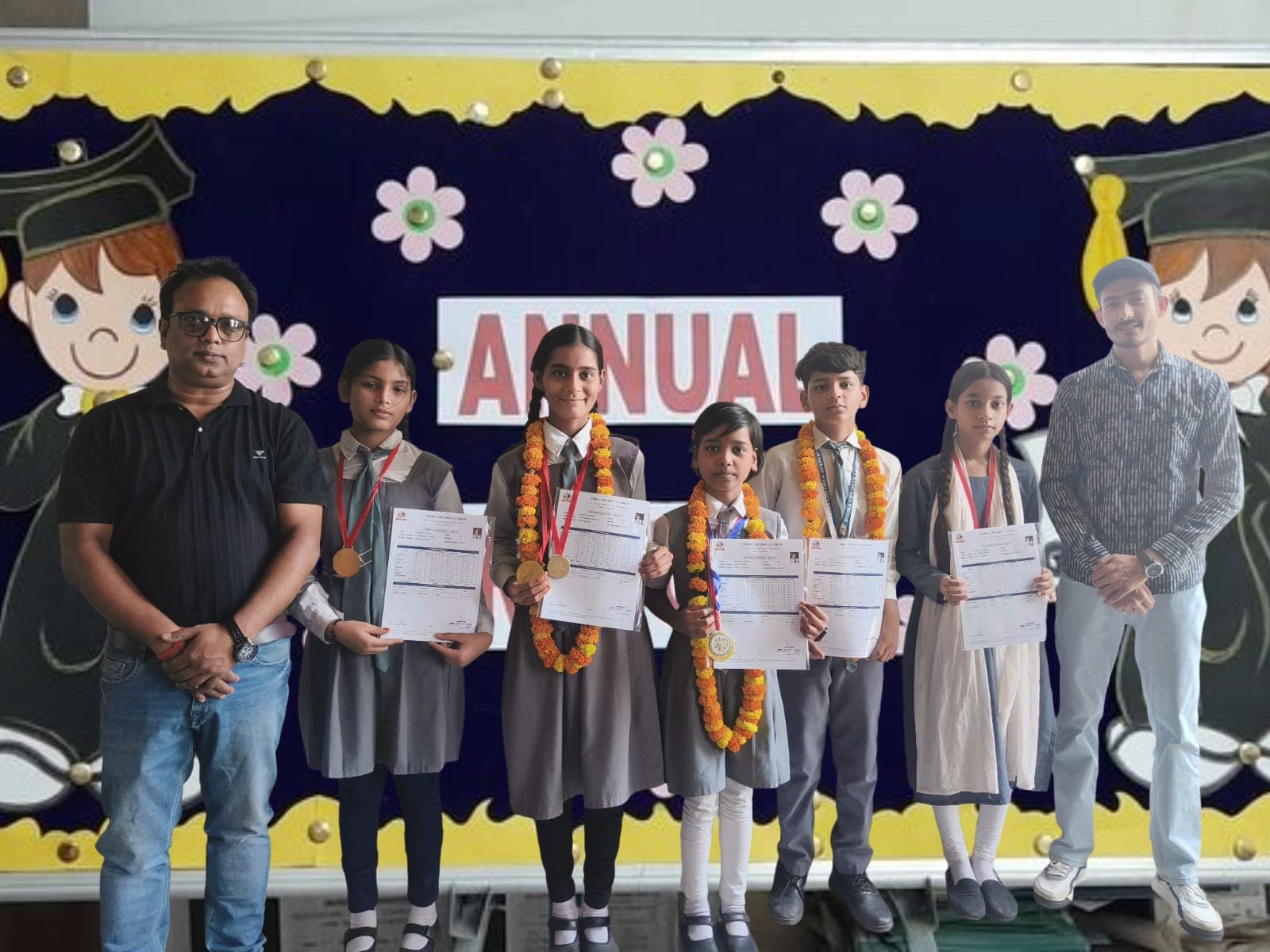 इन्दिरा चिल्डेन एकेडमी में वार्षिक परीक्षाफल घोषित, मेधावी विद्यार्थियों को मिला सम्मान