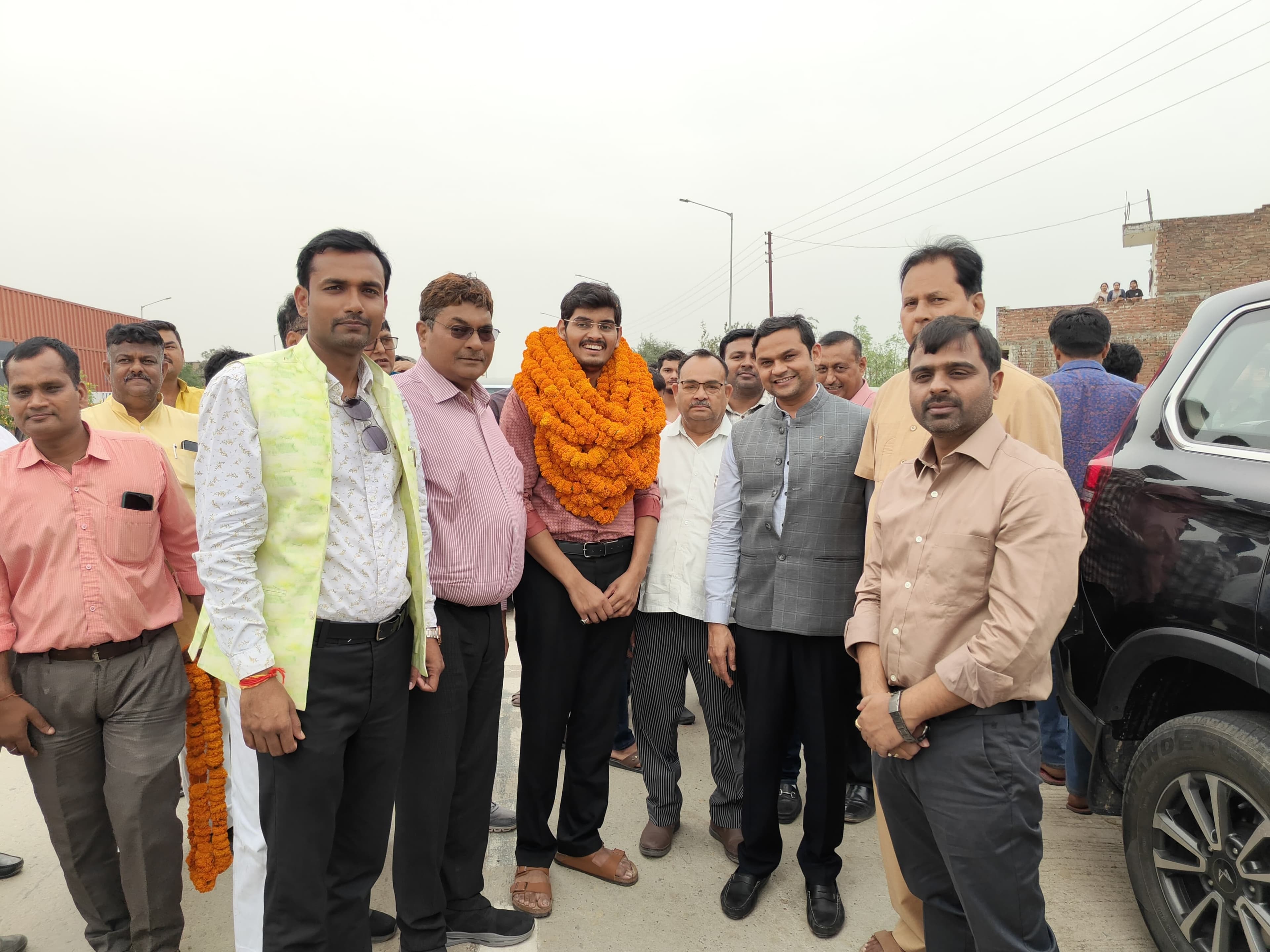 नायब तहसीलदार बने प्रतीक सिंह श्रीनेत का बांसगांव में भव्य स्वागत, गूंजा अभिनंदन