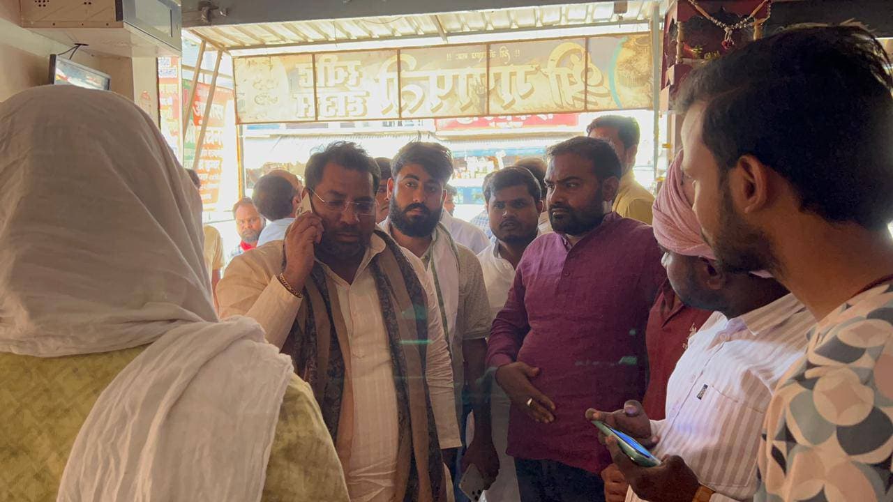 पीड़ित के घर पहुंचे चौरी चौरा विधायक ई सरवन निषाद