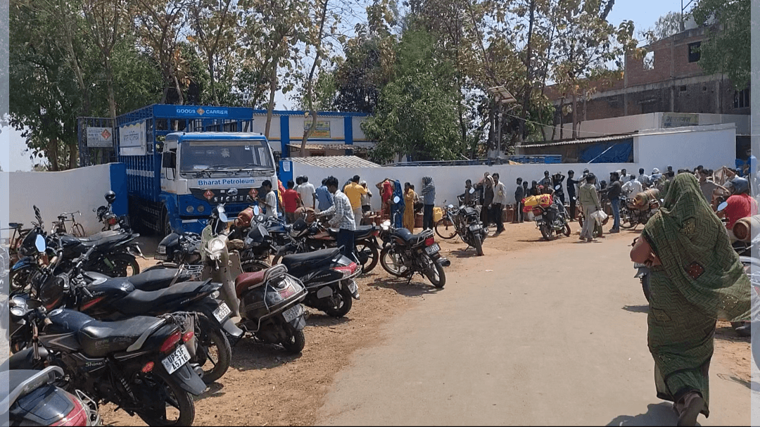 *खजनी: मां दुर्गा गैस एजेंसी पर किल्लत से हाहाकार, रात 3 बजे