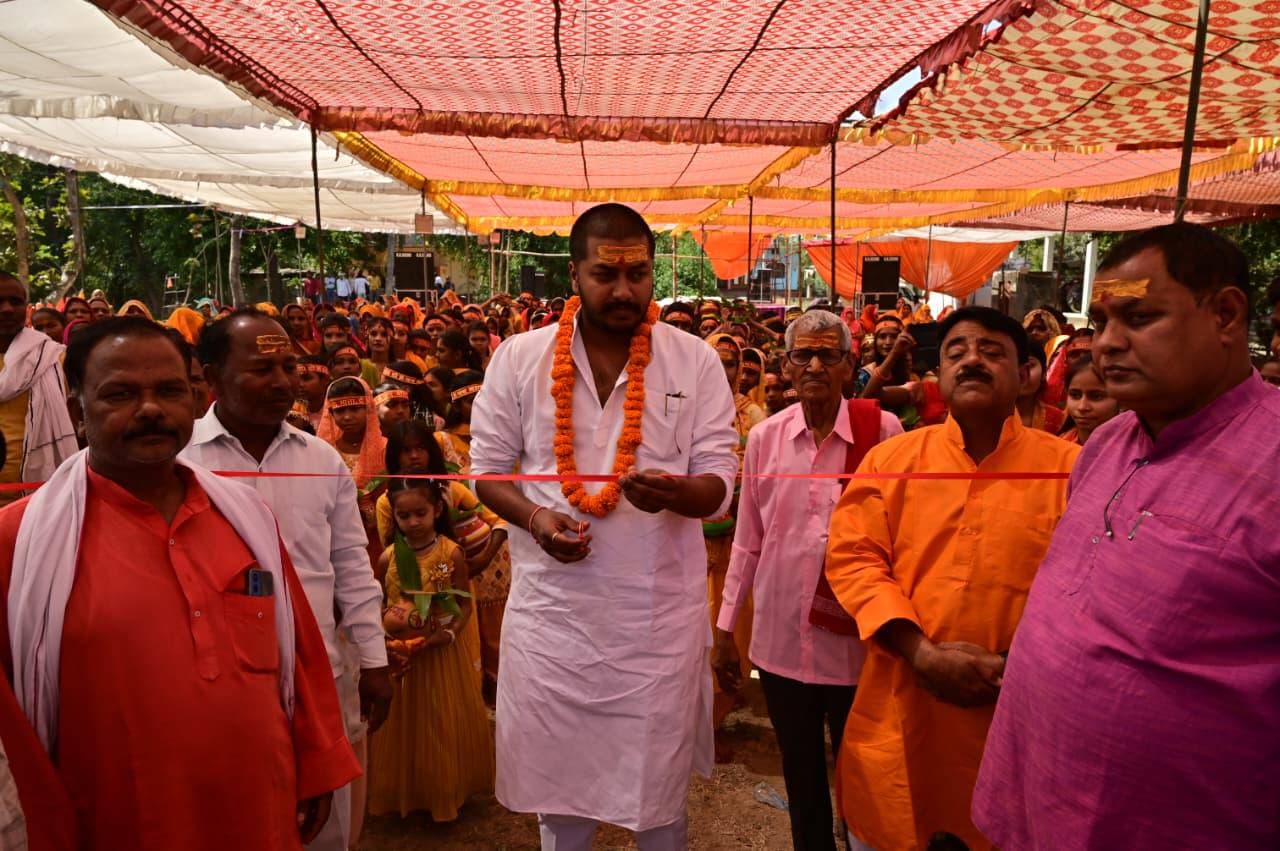 देवकहिया में मारुतिनंदन महायज्ञ  की निकली कलश यात्रा