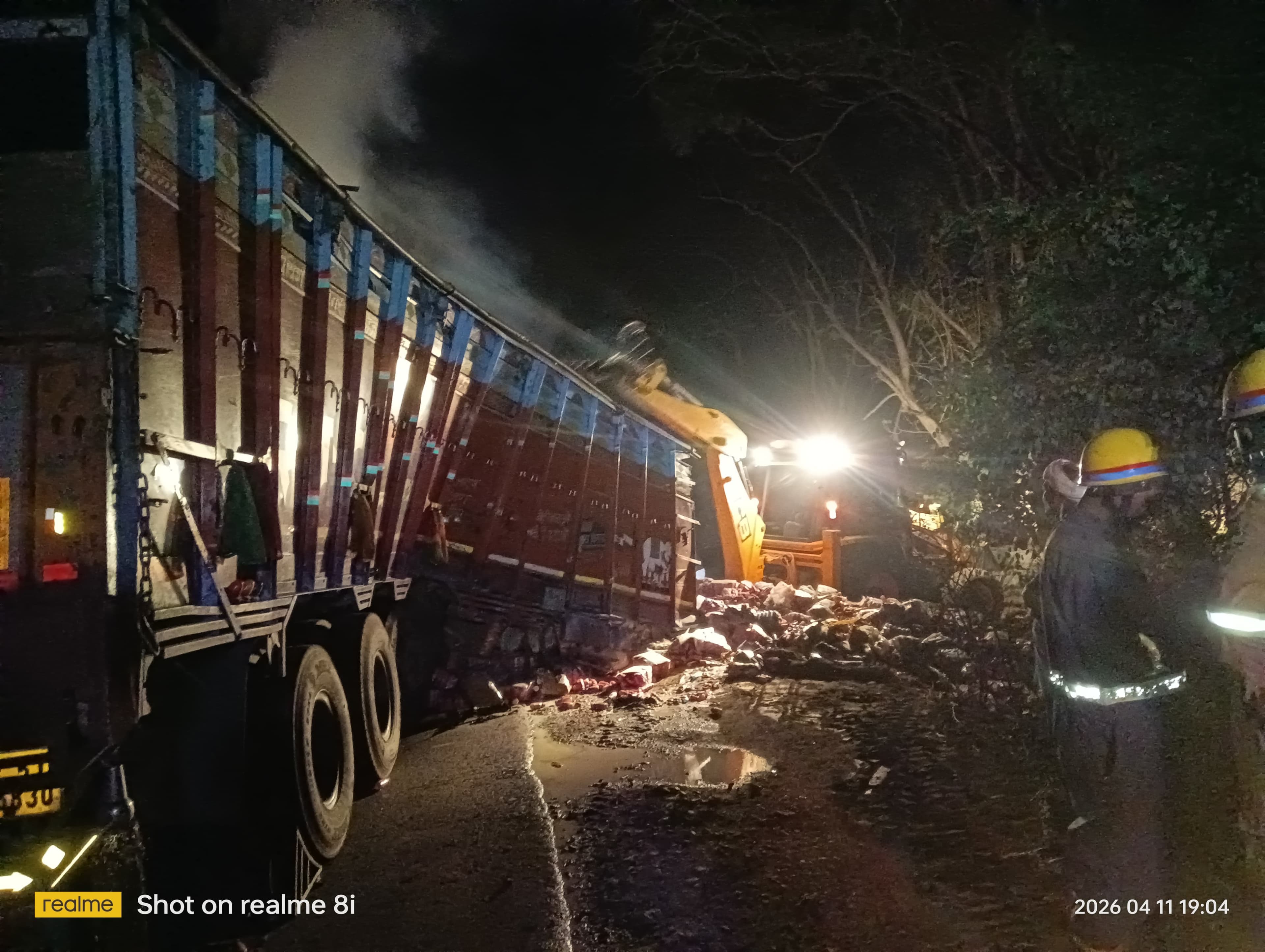 सोनभद्र- थाना हाथी नाला क्षेत्र अंतर्गत भीषण हादसा दो ट्रैकों की आपस में भिड़ंत होने से लगी आग दो की मौत