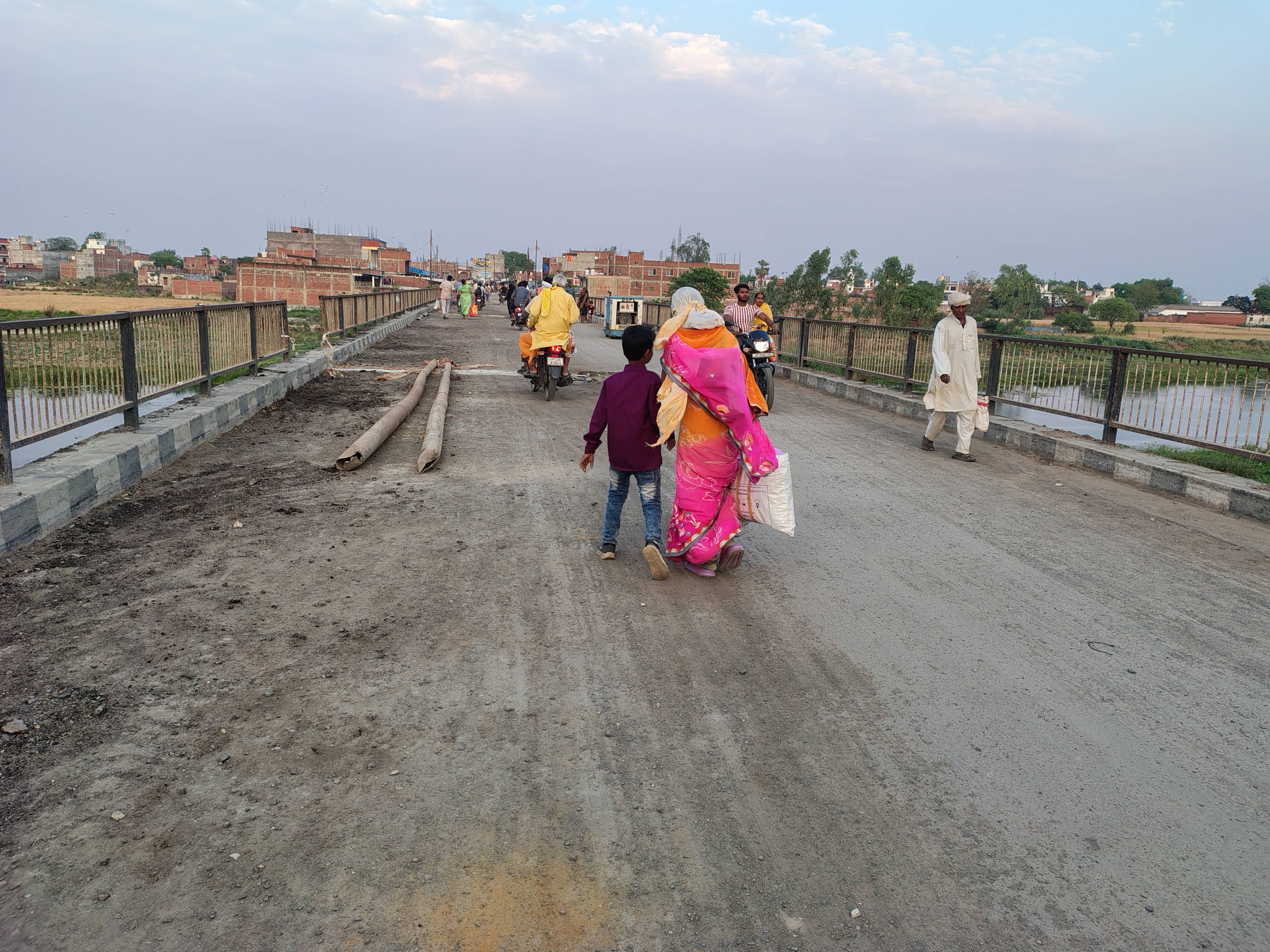 *सिकरीगंज पुल बना परेशानी का कारण, मरम्मत की धीमी रफ्तार से ग्रामीणों