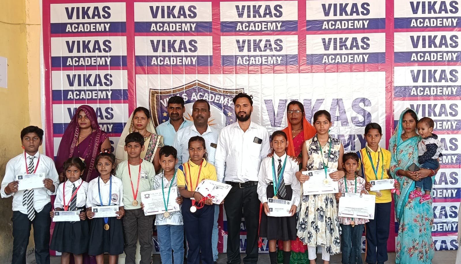 विकास एकेडमी में वार्षिक परीक्षाफल वितरण, मेधावी छात्रों का हुआ सम्मान