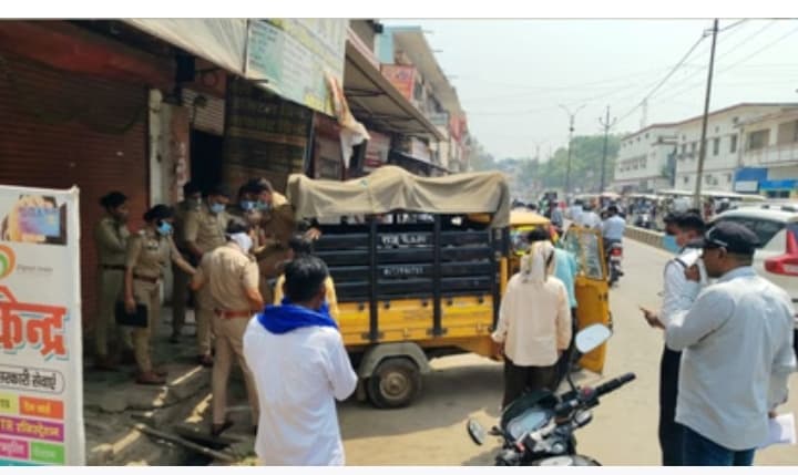 गोरखपुर 3 दिन से बंद थी दुकान: गोलघर में फ्लेक्स की दुकान