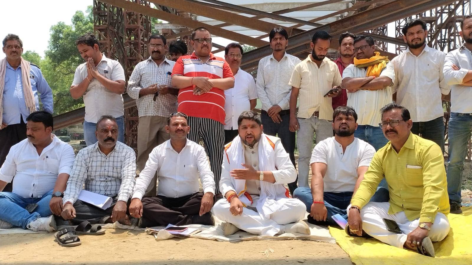 वाई मॉडल ओवरब्रिज की मांग को लेकर चौरी चौरा में धरना प्रदर्शन