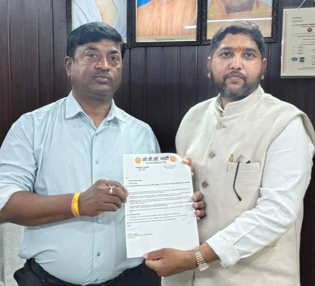 ओबीसी पार्टी ने रेलवे ओवरब्रिज और राप्ती नदी प्रदूषण को लेकर सौंपा ज्ञापन