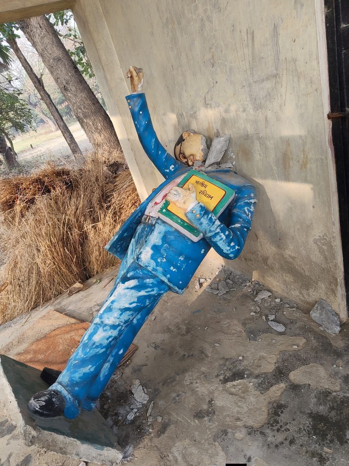 गोरखपुर में बाबा साहेब की प्रतिमा खंडित: सीएम के गृह जनपद में अराजकता चरम पर, सपाइयों में भारी उबाल