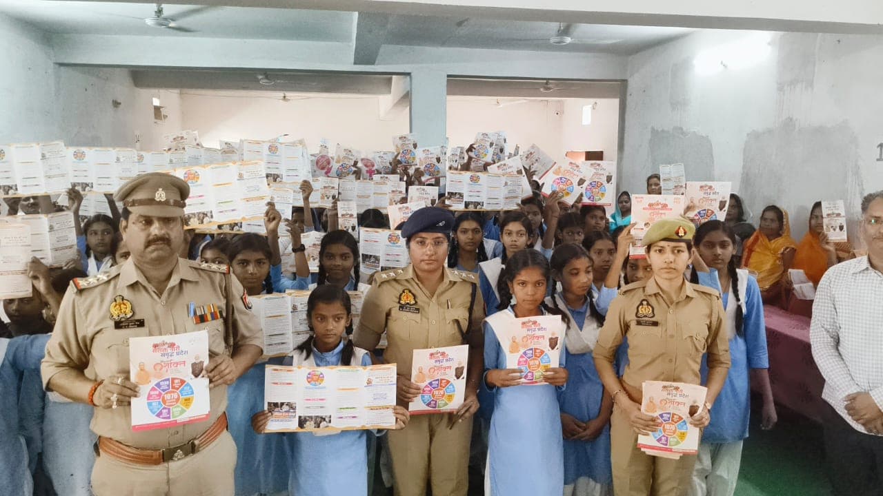 *🚨मिशन शक्ति 5.0 (फेज-II): गुरुद्वारा इंटरमीडिएट कॉलेज, चोपन में क्षेत्राधिकारी यातायात (सहायक नोडल मिशन शक्ति अभियान) के नेतृत्व में जागरूकता कार्यक्रम का आयोजन