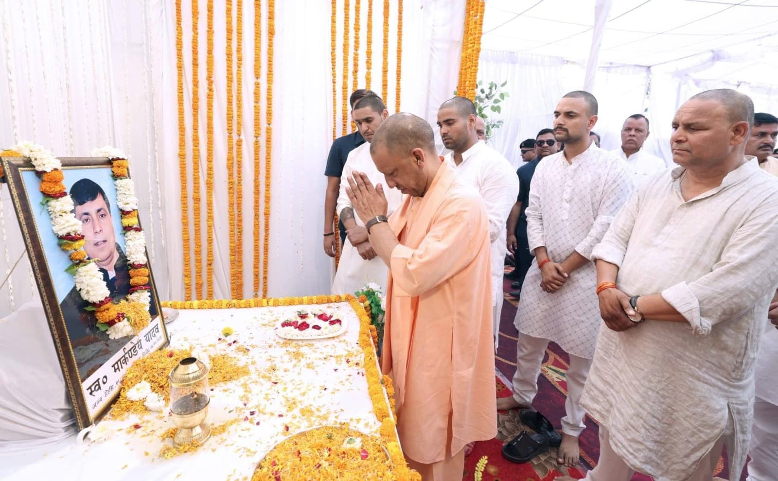 गोरखनाथ मंदिर के अनन्य सेवादार को नमन करने गांव पहुंचे मुख्यमंत्री, ब्रह्मभोज