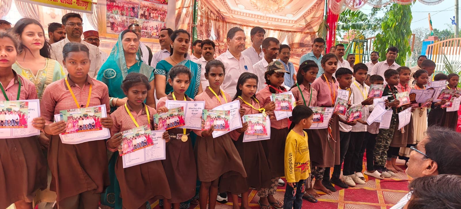 सांस्कृतिक रंगों से सजा मनिका पार विद्यालय, वार्षिक उत्सव के साथ विदाई