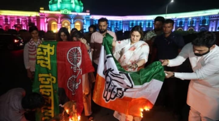अपर्णा यादव का विधानसभा पर प्रदर्शन, सपा-कांग्रेस का झंडा जलाया; अखिलेश बोले-