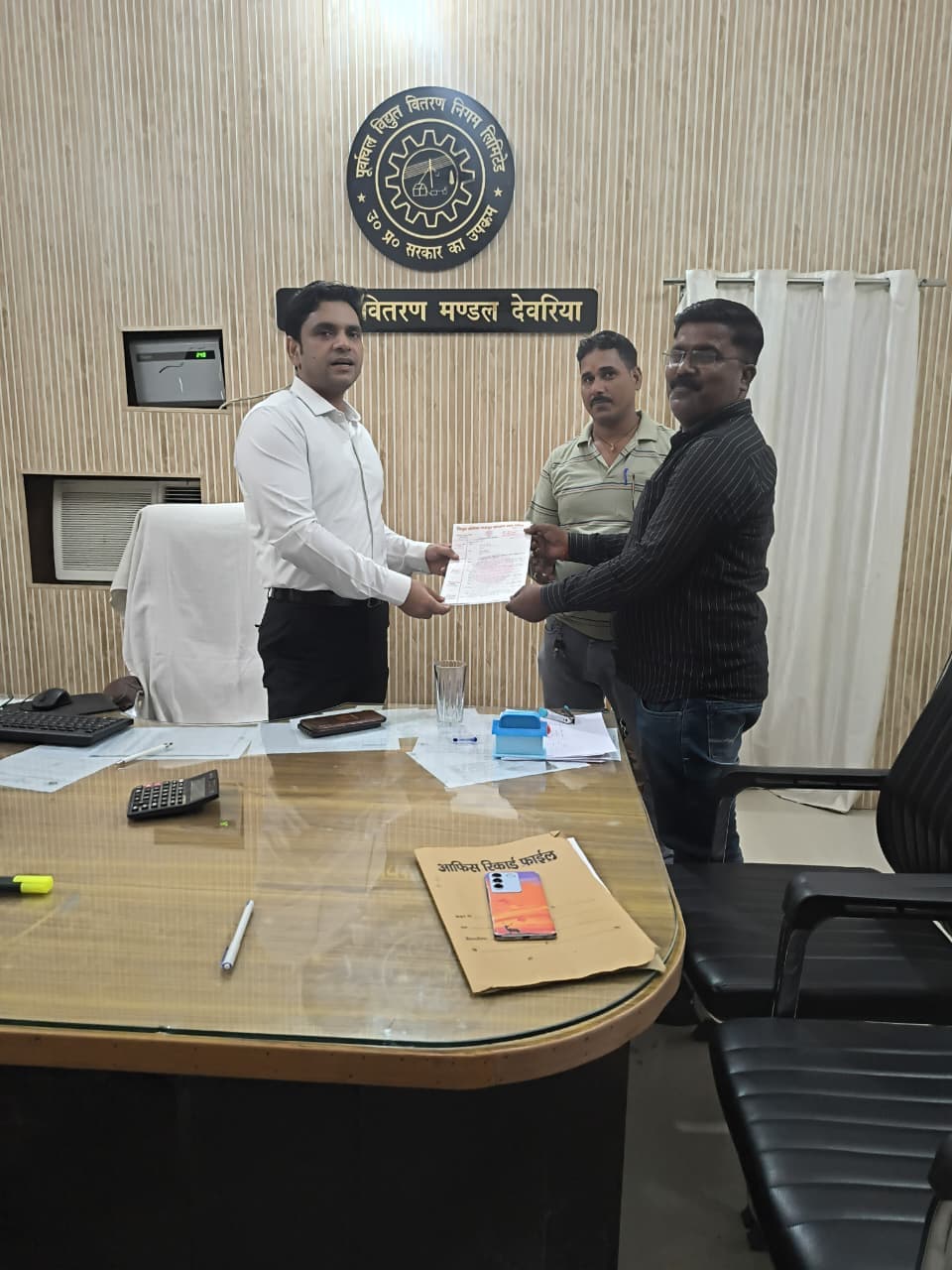 देवरिया में संविदा विद्युत कर्मचारियों का सत्याग्रह, निगम में शामिल करने की