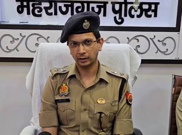 महराजगंज एसपी शक्ति मोहन लकड़ी का स्ट्रक्चर गिरने से घायलः सिर में