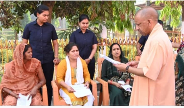 सीएम योगी बोले- किसी की भी जमीन पर न होने पाए दबंगों