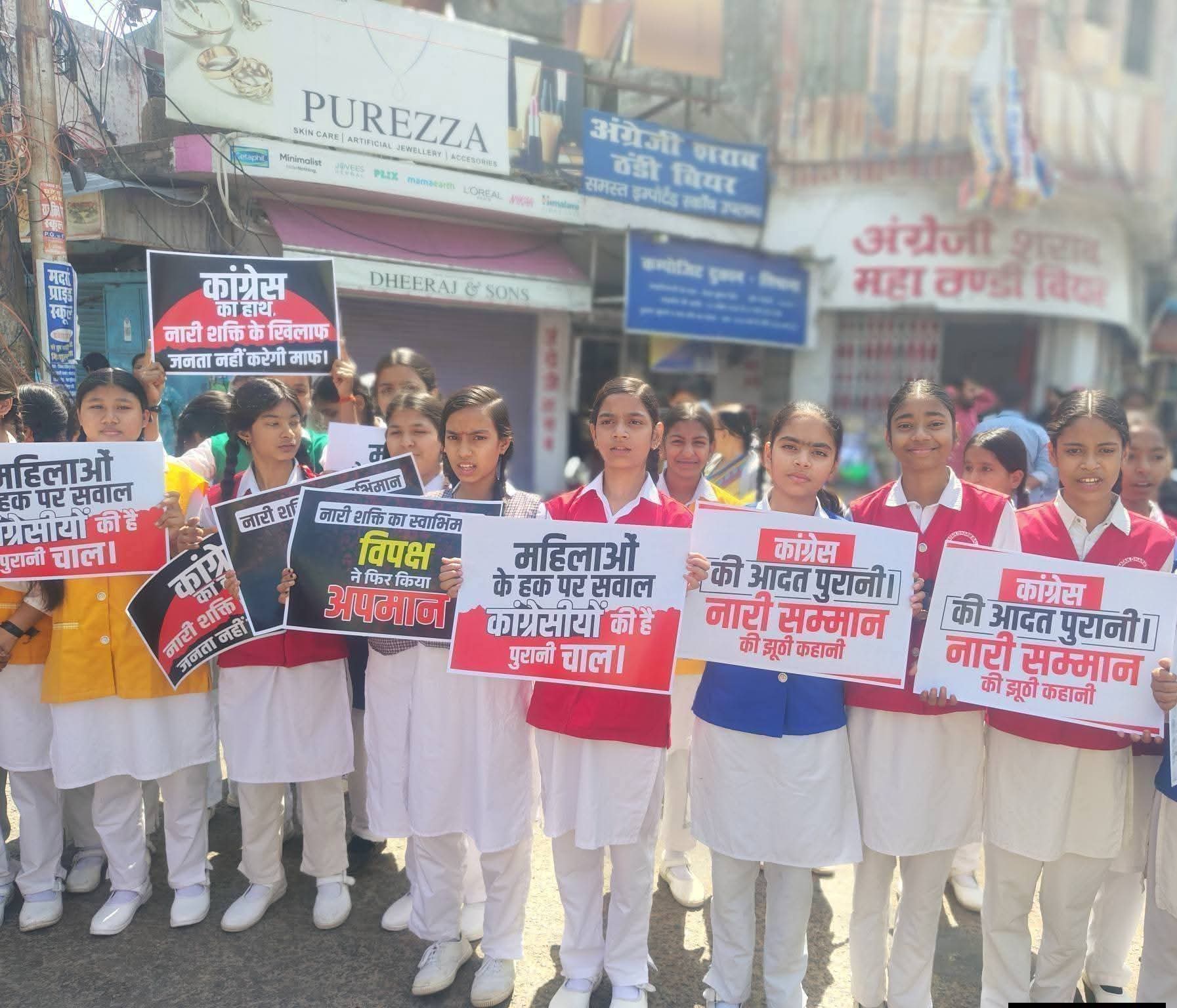 सियासत की भेंट चढ़ा बचपन: लखीमपुर खीरी में स्कूली छात्राओं को सड़क