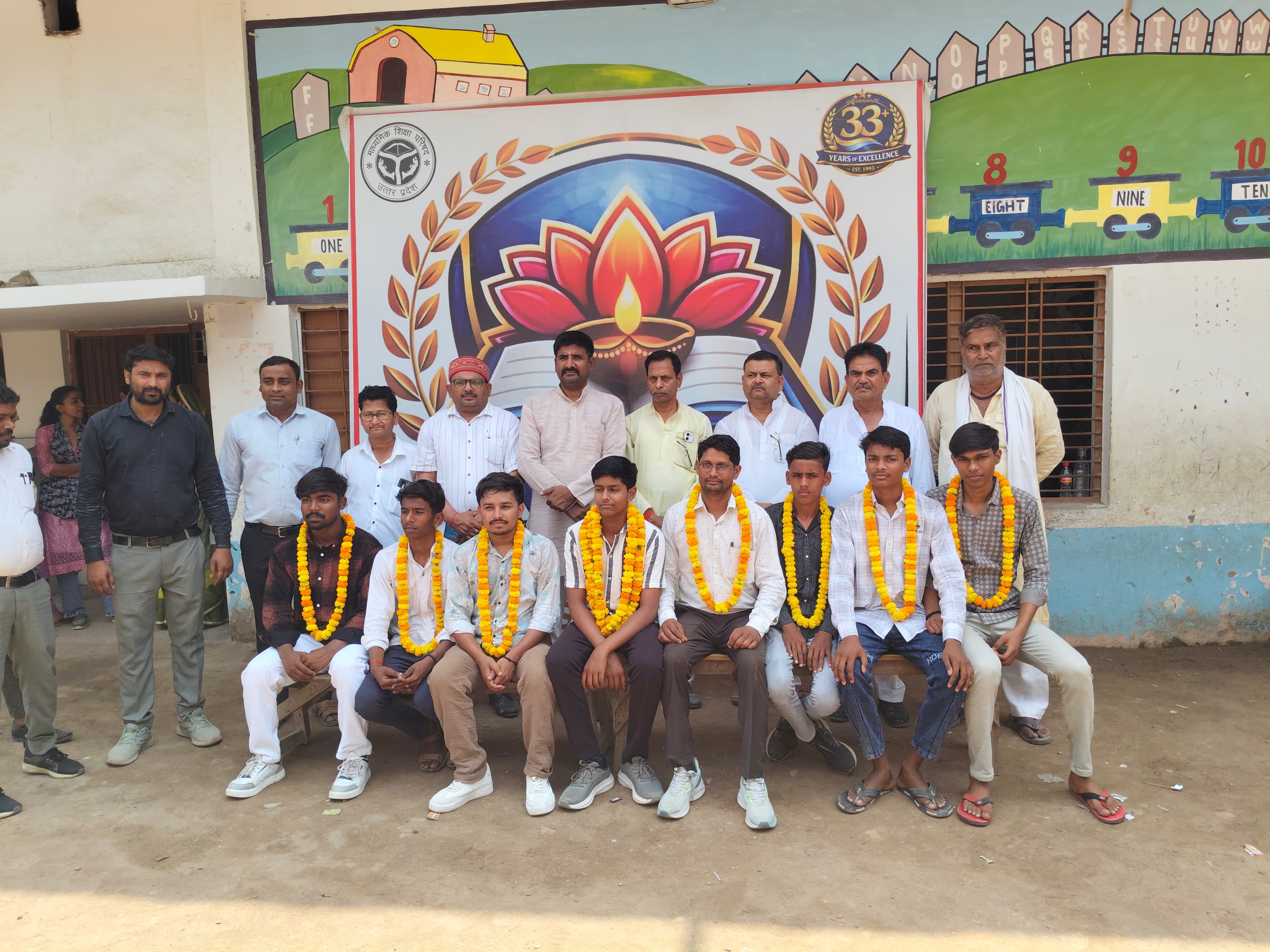 बोर्ड परीक्षा में उत्तीर्ण छात्र-छात्राओं को फूल-मालाओं से किया गया सम्मानित आदर्श