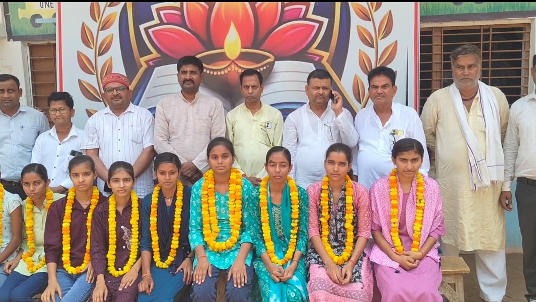 बोर्ड परीक्षा में उत्तीर्ण छात्र-छात्राओं को फूल-मालाओं से किया गया सम्मानित आदर्श