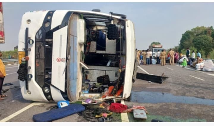 पूर्वांचल एक्सप्रेस-वे पर तेज रफ्तार बस पलटी, 30 से अधिक यात्री घायल,