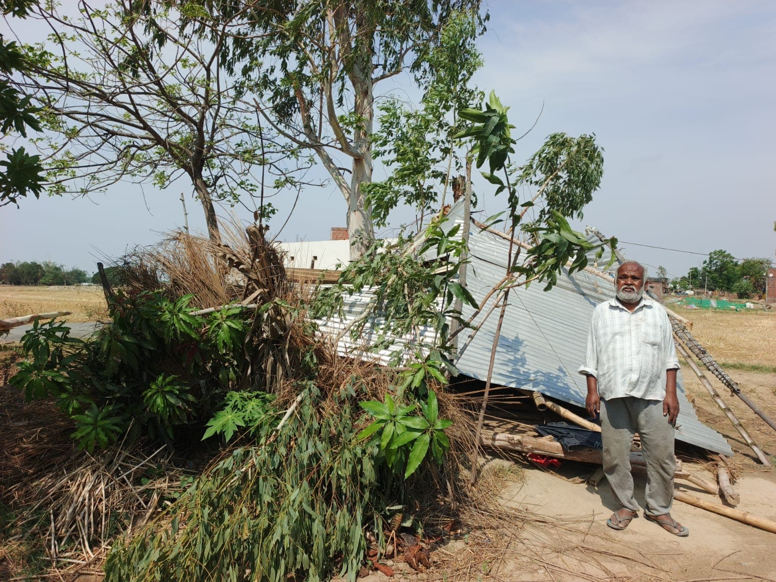 तूफान की मार: गरीब की झोपड़ी उजड़ी, परिवार हुआ बेघर ग्राम सभा