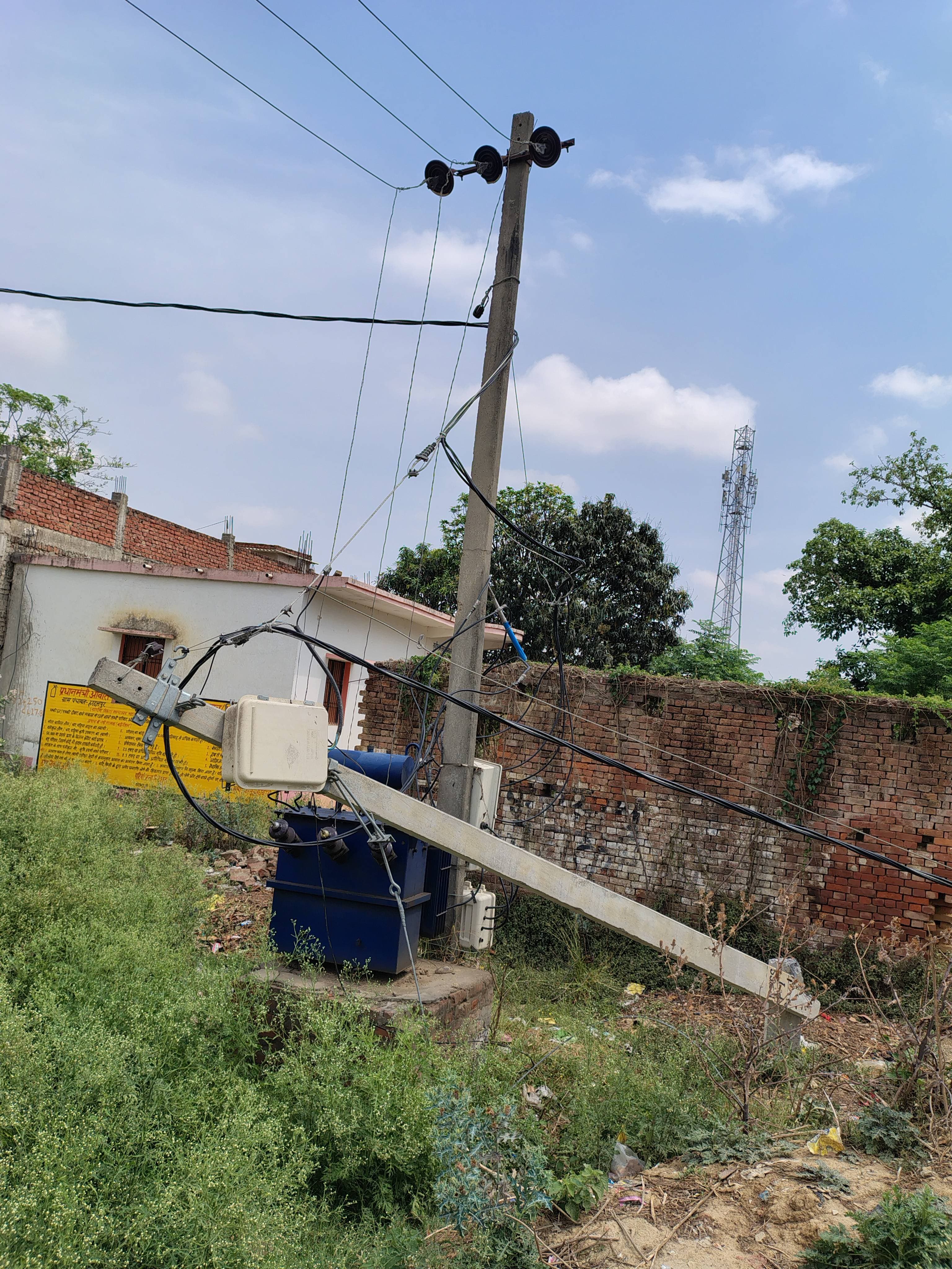 *तेज आंधी-बारिश से सिकरीगंज में बिजली व्यवस्था चरमराई, 50 से अधिक पोल