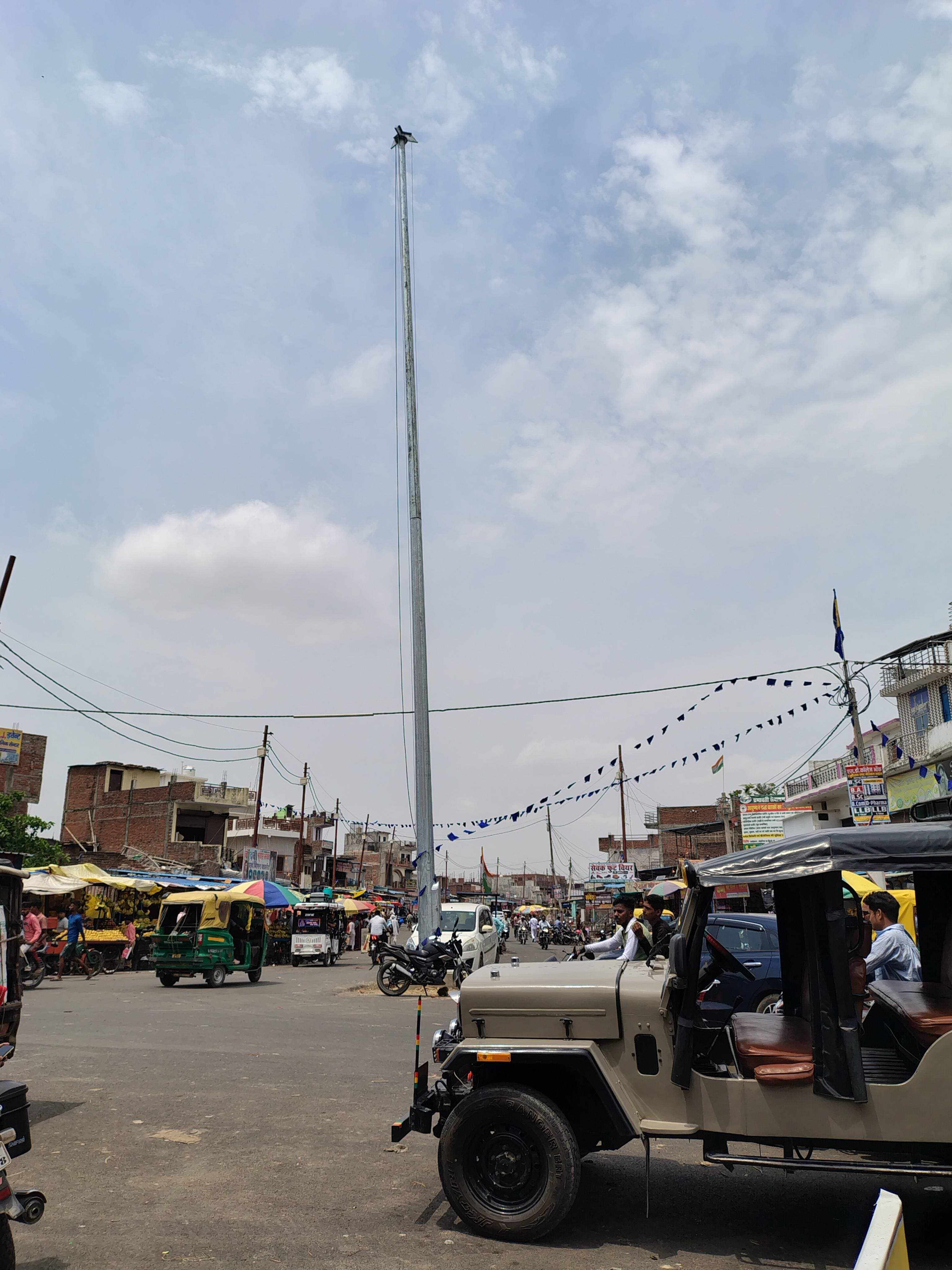 *सिकरीगंज तिराहे पर झुका हाईमास्ट लाइट बना हादसे का खतरा, कभी भी