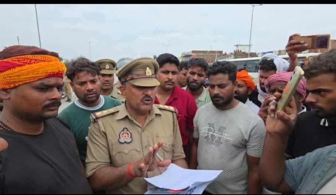 चाकू मारकर युवक की हत्या के विरोध में ग्रामीणों ने किया सड़क जाम