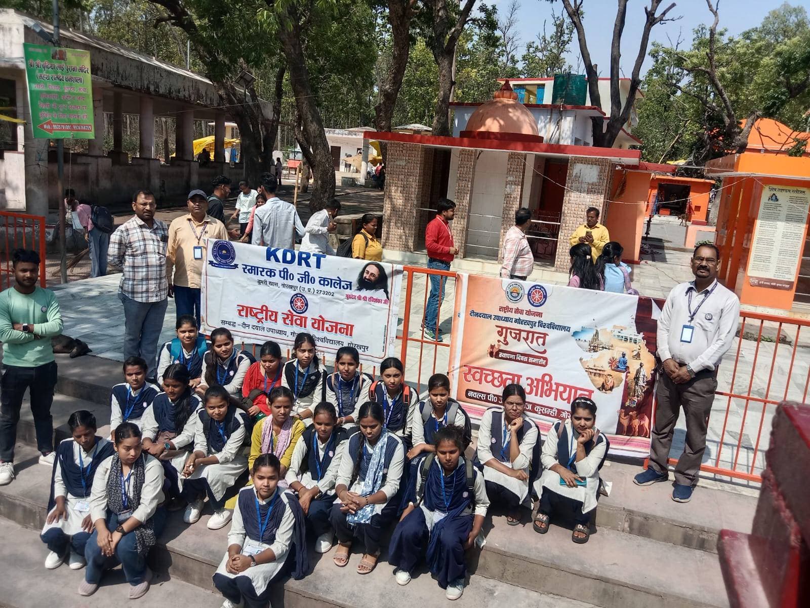स्वयंसेवको ने बुढ़िया माता मंदिर का किया सफाई