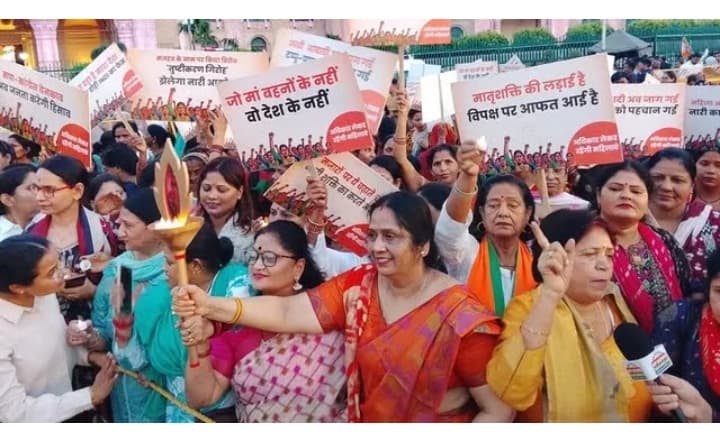 यूपी में महिला आरक्षण पर सियासी रण, लखनऊ में भाजपा ने निकाला