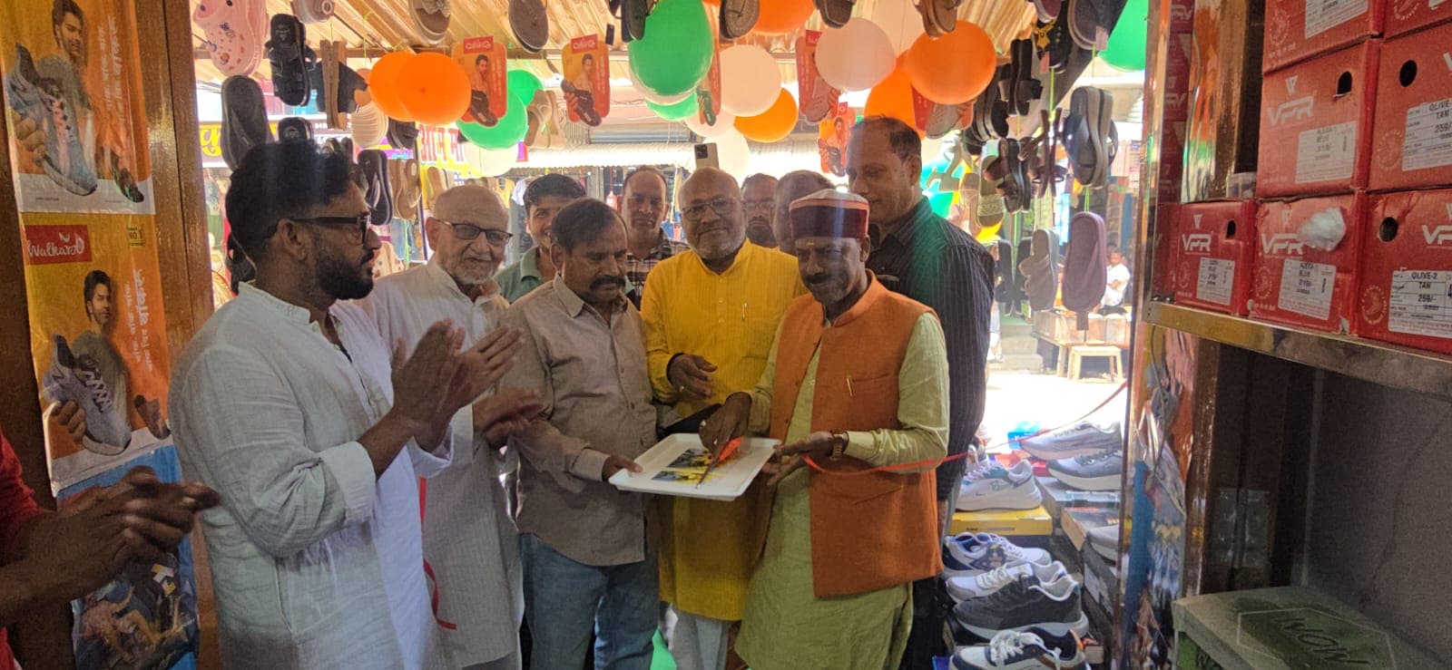 शू सेंटर का हुआ उद्घाटन चेयरमैन प्रतिनिधि महेश उमर ने किया