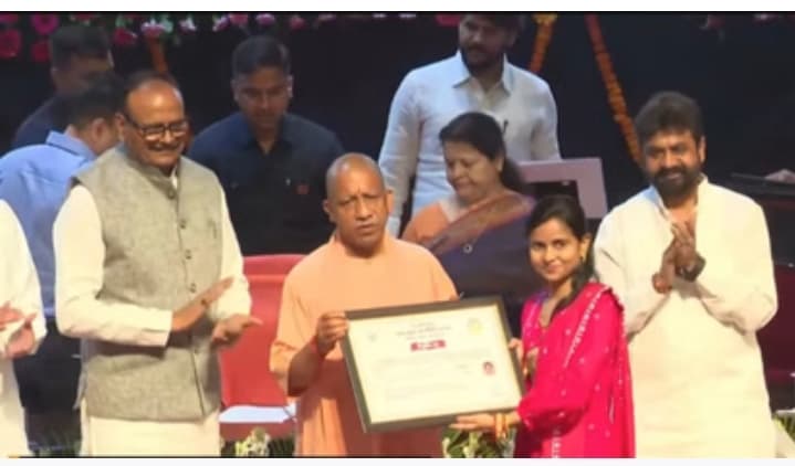 खाद्य सुरक्षा एवं औषधि प्रशासन विभाग में चयन, सीएम योगी ने बांटे