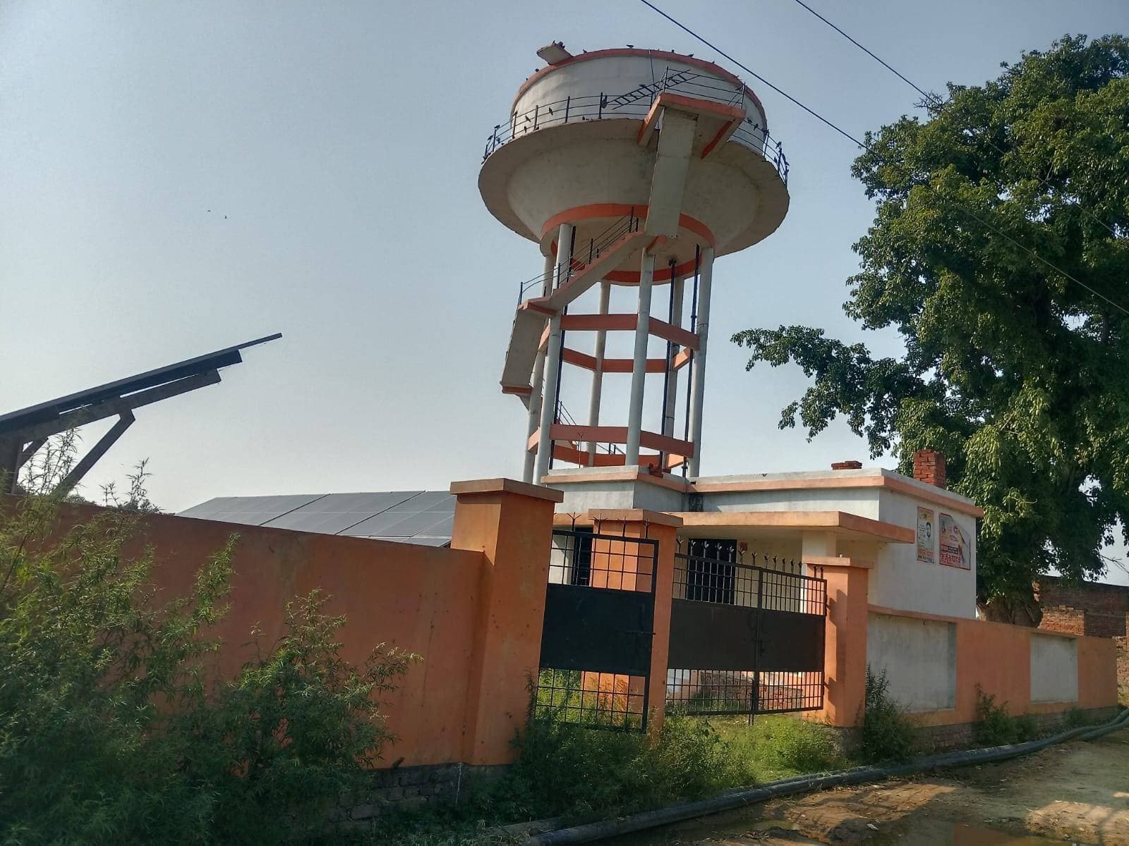 *लापरवाही की टंकी: कहीं गेट खुला, कहीं सप्लाई ठप—बच्चों की जान पर