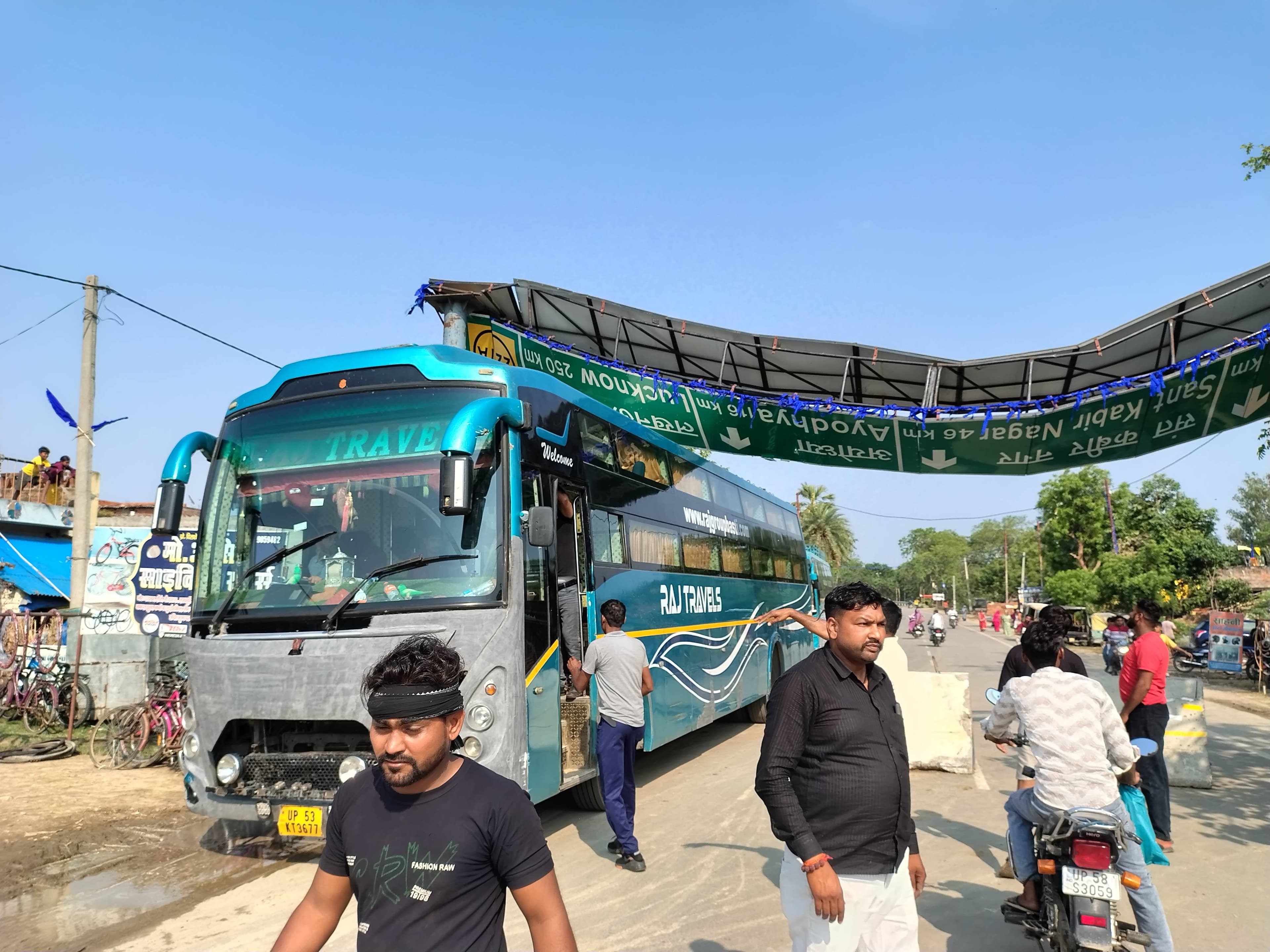 *NH-227 पर मौत का साया: लटकता हेड बोर्ड दे रहा दुर्घटना को