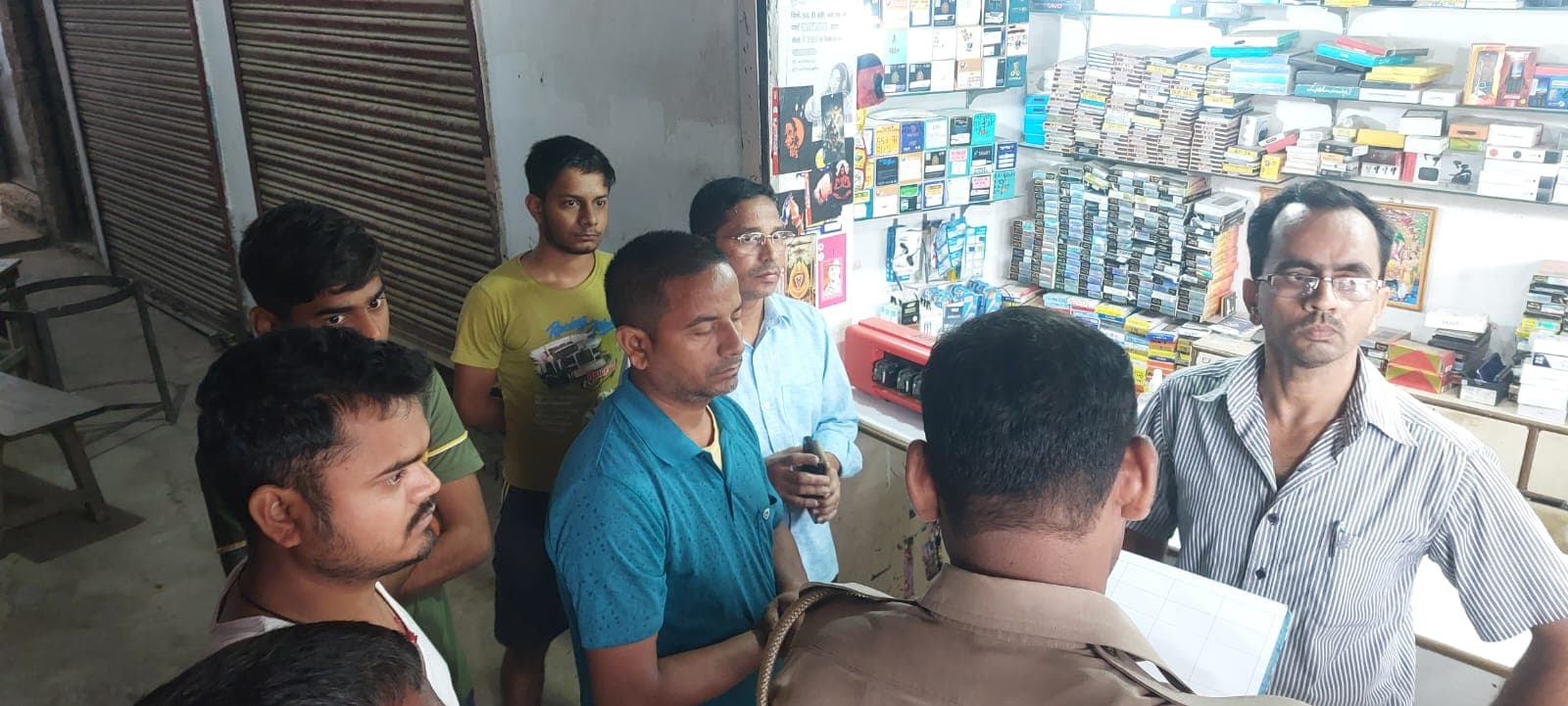 पुलिस पिकेट के पास मोबाइल दुकान में लाखों की चोरी, सीसीटीवी में
