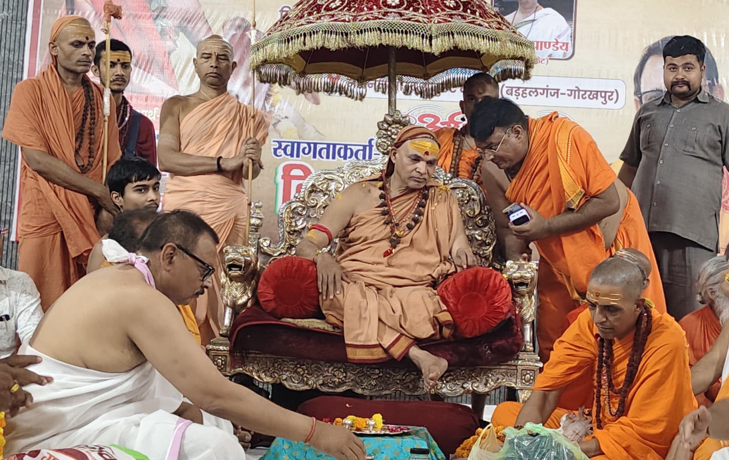 बड़हलगंज में शंकराचार्य स्वामी अविमुक्तेश्वरानंद सरस्वती का भव्य स्वागत