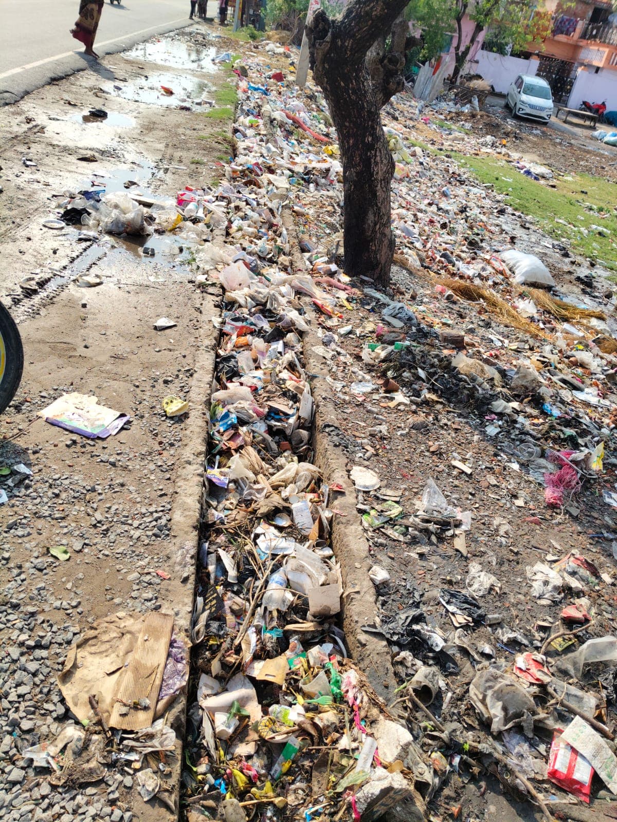 बेलघाट मुख्य चौराहे पर जाम नालियों से दुकानदार परेशान, भारी बारिश में