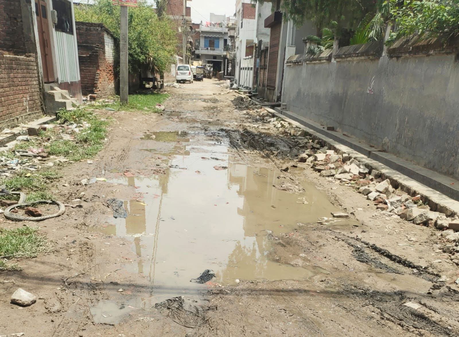 जफर कॉलोनी में 3 साल से सड़क अधूरी, ठेकेदार की लापरवाही से