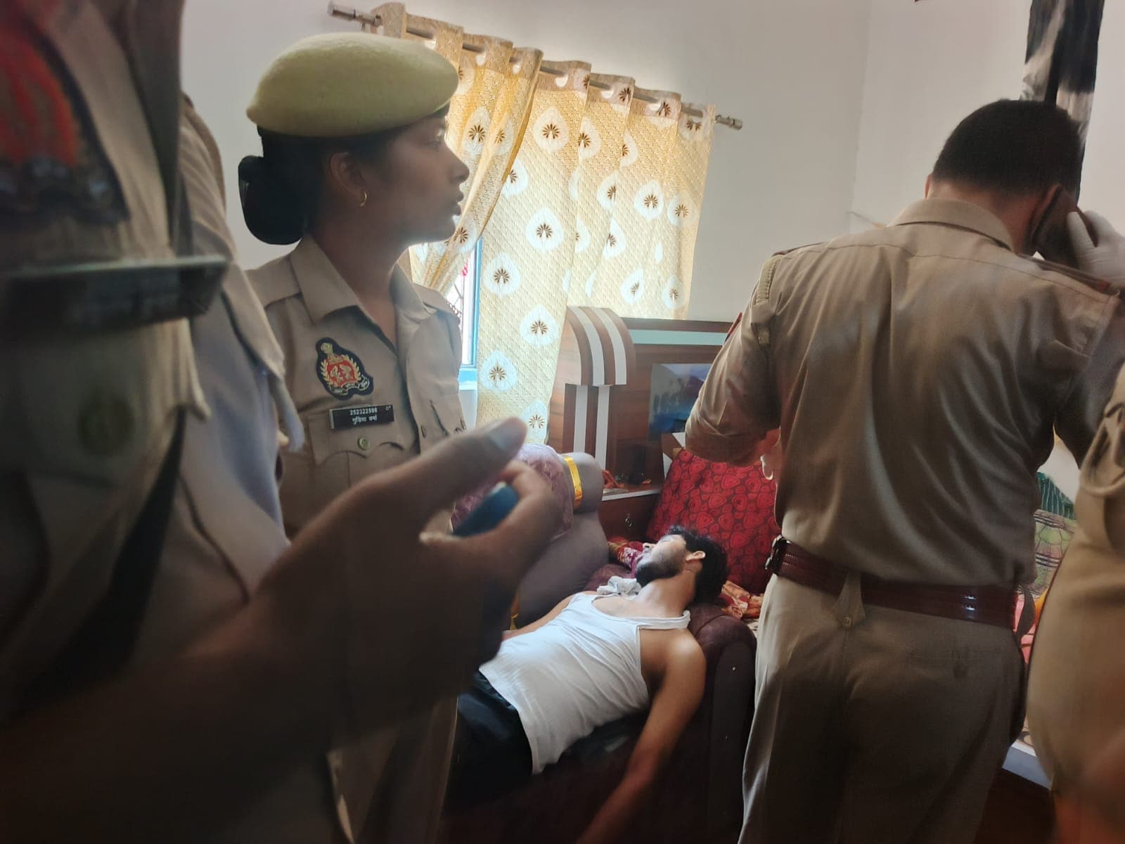 बेलघाट के मुकरीमपुर गांव में नवविवाहित दंपति की संदिग्ध मौत, गांव में