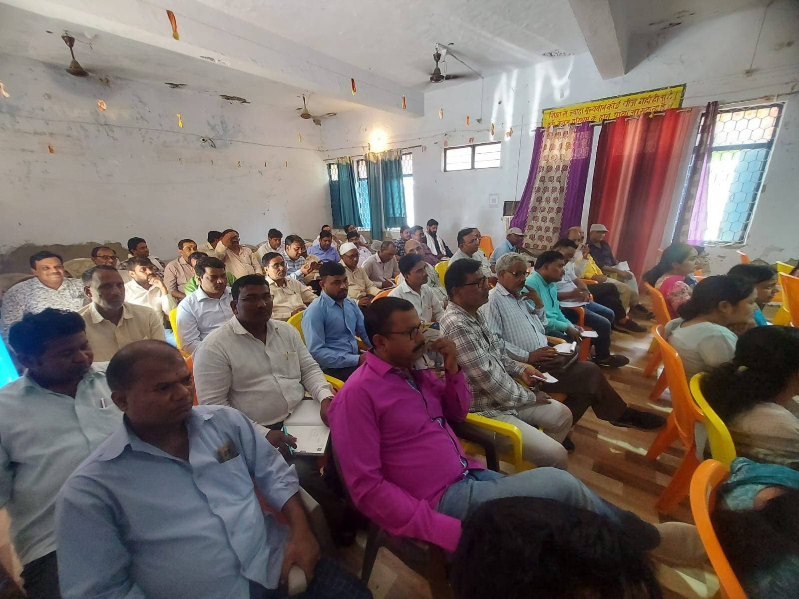 *खंड शिक्षा अधिकारी उरुवा के समर्थन में उतरे शिक्षक, आरोपों को बताया