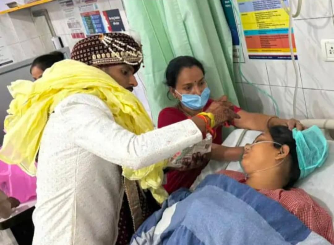 बांसगांव क्षेत्र की दुल्हन की अस्पताल के ICU में हुई अनोखी शादी, इलाज के बीच दूल्हे ने भरी मांग