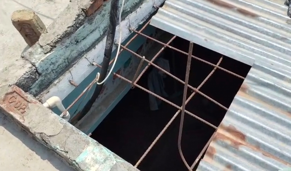 बेलघाट में चोरों का आतंक, रात 1:30 बजे कई घरों को बनाया