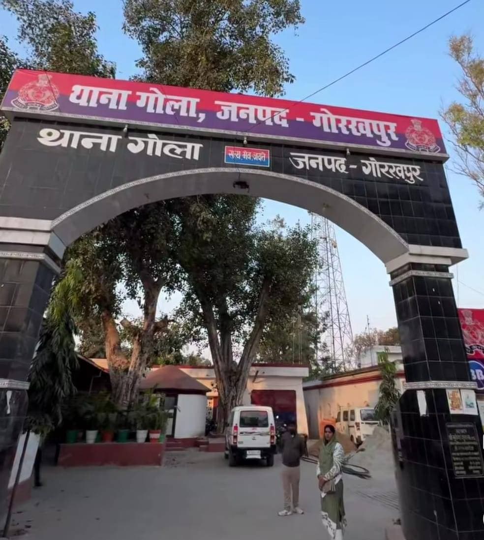 राजस्व टीम के सामने झोपड़ी में लगी आग, कब्जा हटाने की कार्रवाई