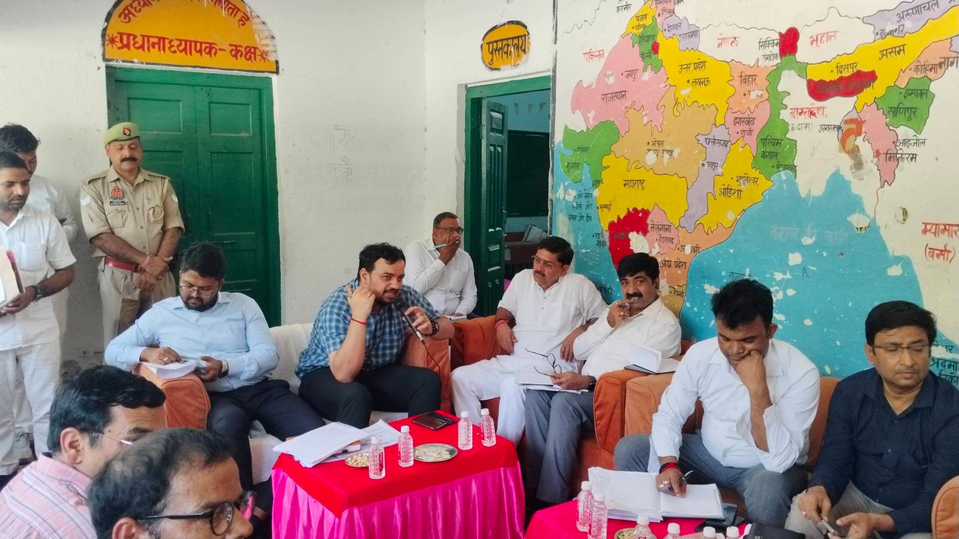 जखनिया जन चौपाल में डीएम अनुपम शुक्ला ने सुनीं ग्रामीणों की समस्याएं,
