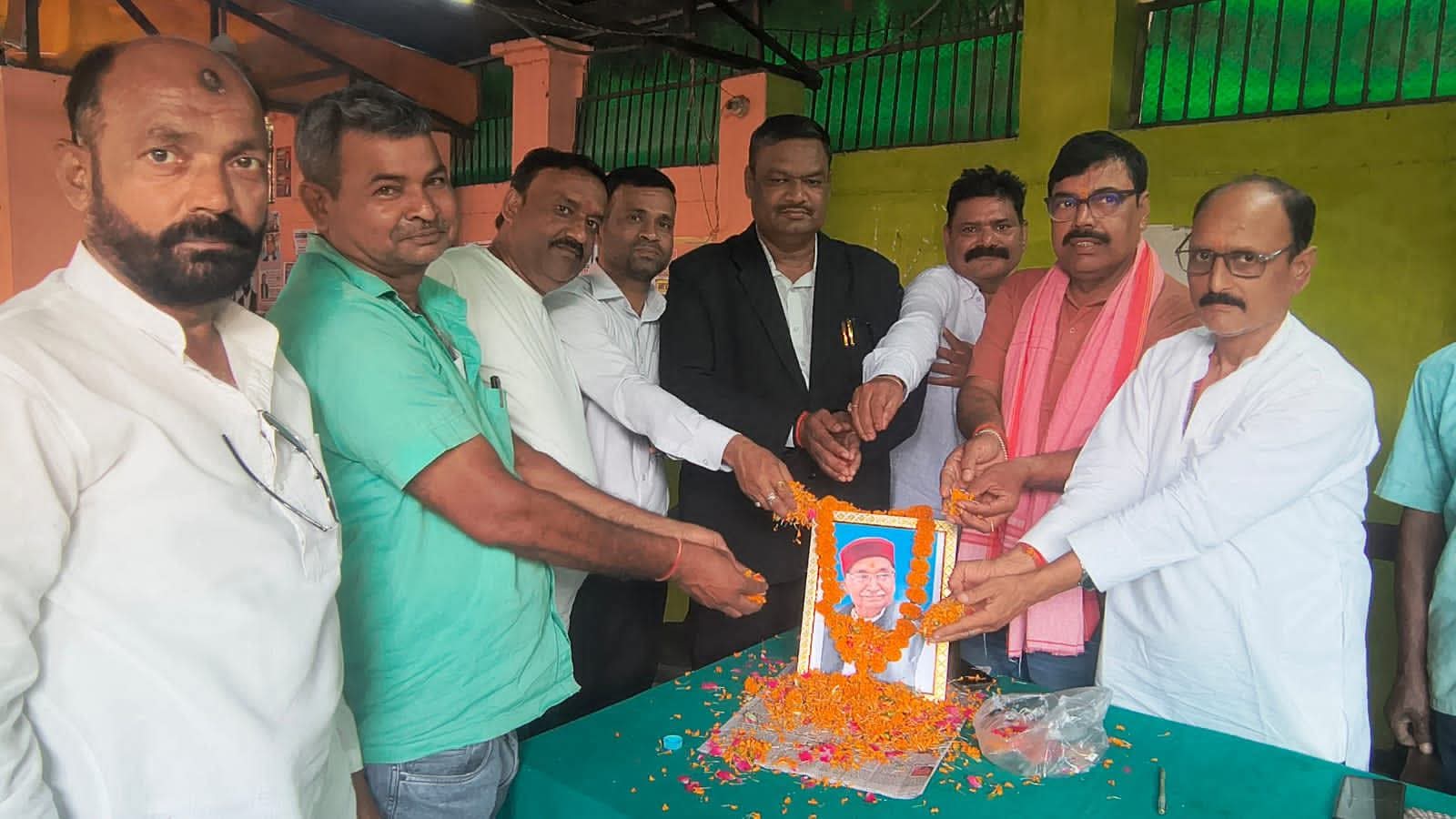 पूर्व मंत्री पंडित हरिशंकर तिवारी की तृतीय पुण्यतिथि पर भावभीनी श्रद्धांजलि कलेक्ट्रेट